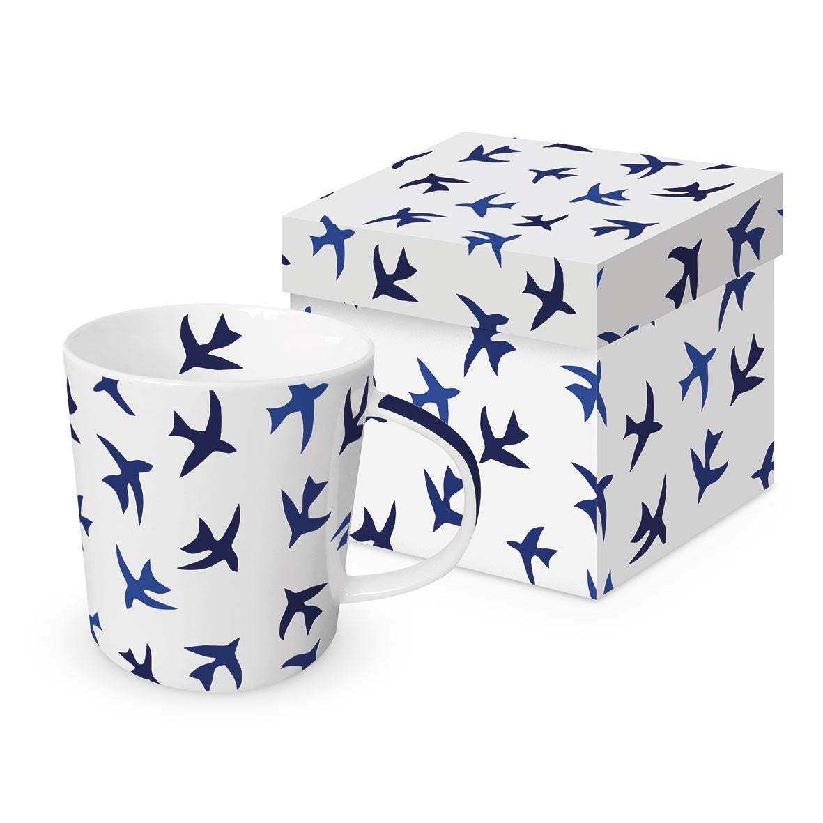 Eine weiße Porzellantasse mit blauem Vogelmuster steht neben einer passenden Geschenkdose.