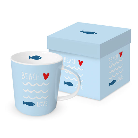 Hellblaue Porzellantasse mit Fisch- und Herzmotiv in einer passenden Geschenkbox.