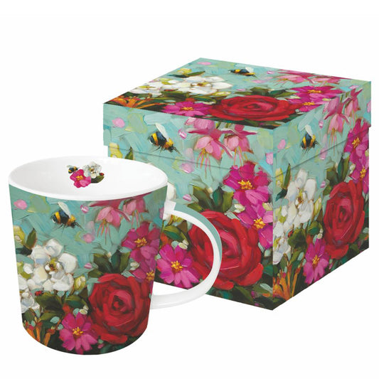 Eine Porzellantasse mit Blumen- und Bienenmotiv steht neben der passenden Geschenkdose.