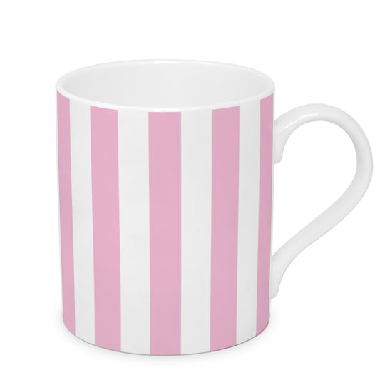 Eine weiße Porzellantasse mit einem vertikalen Streifenmuster in Pink.
