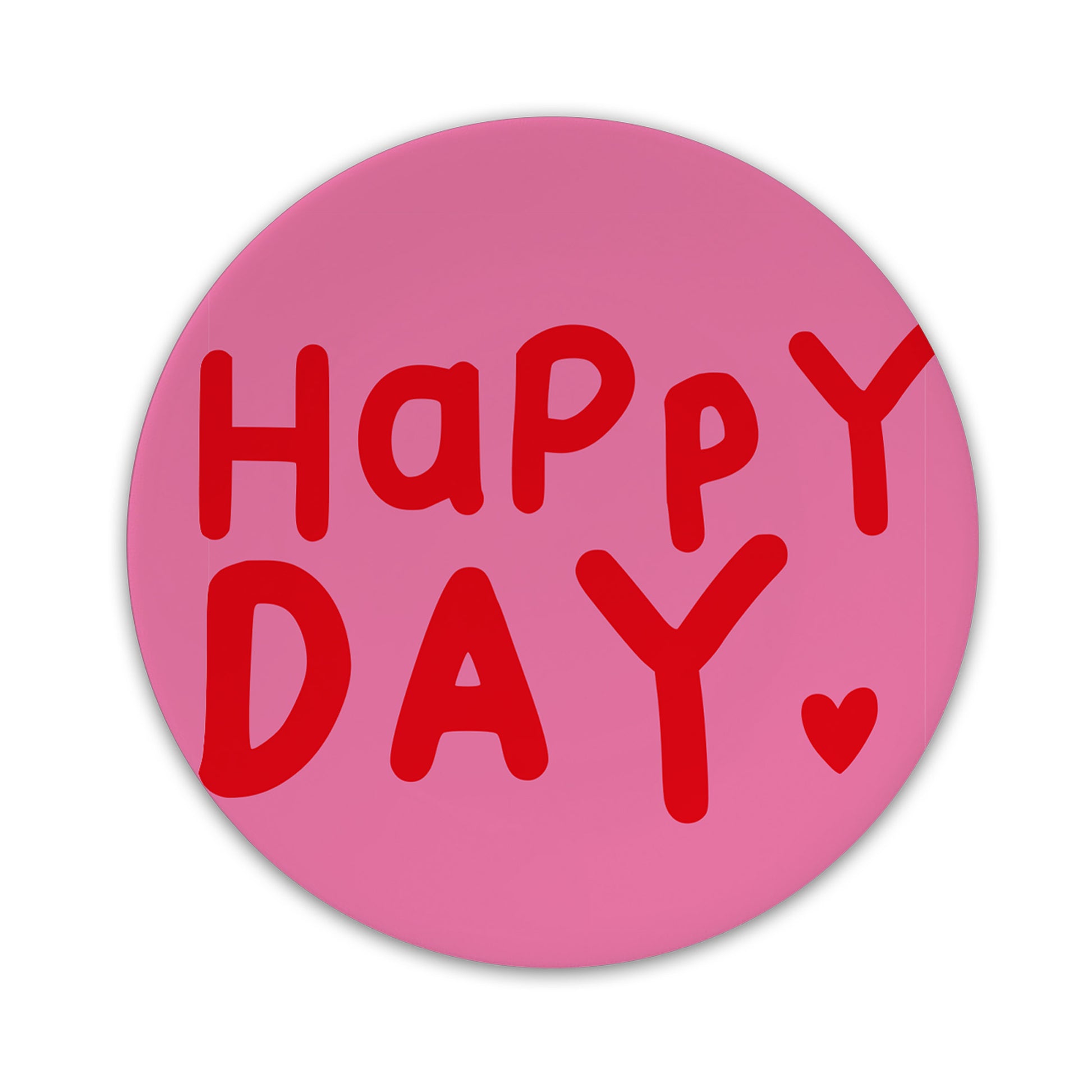 Ein kleiner, runder Teller aus rosa Porzellan mit der roten Aufschrift Happy Day und einem Herz.