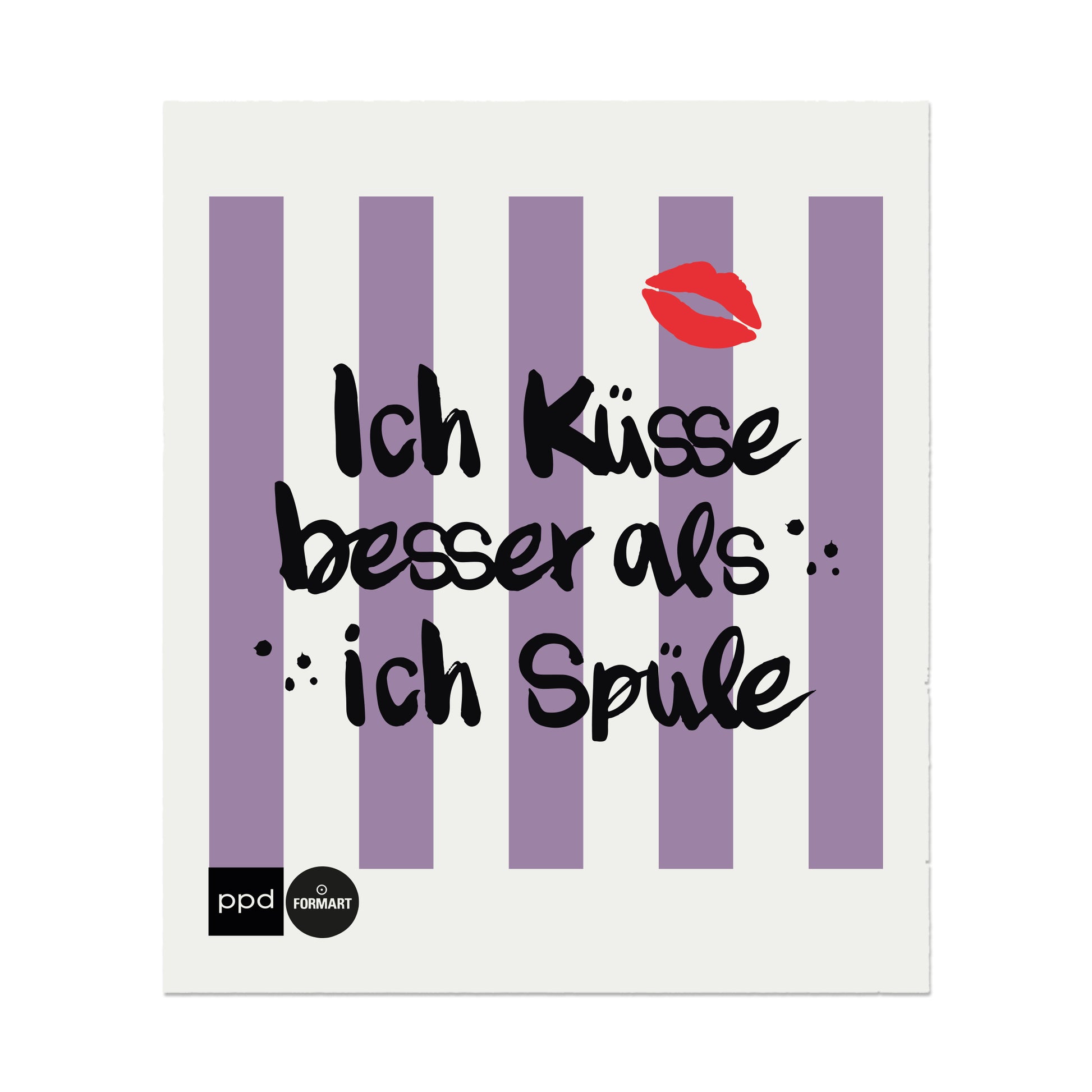 Ein quadratisches Schwammtuch mit lila Streifen und dem deutschen Schriftzug Ich küsse besser als ich spüle.