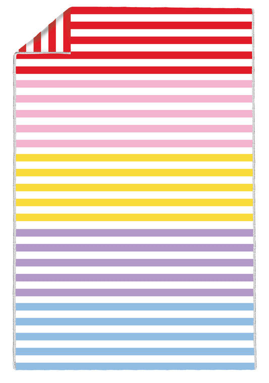 Eine rechteckige Baumwolldecke mit einem bunten Streifenmuster in Rot, Rosa, Gelb, Lila und Blau.