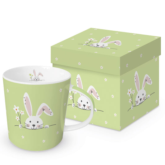 Eine grüne Porzellantasse mit Osterhasen-Motiv und passender Geschenkdose.