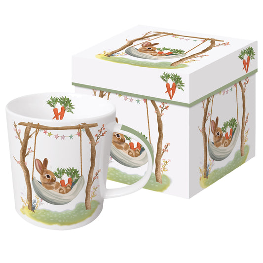 Eine weiße Porzellantasse mit Hasenmotiv in einer passenden Geschenkdose.