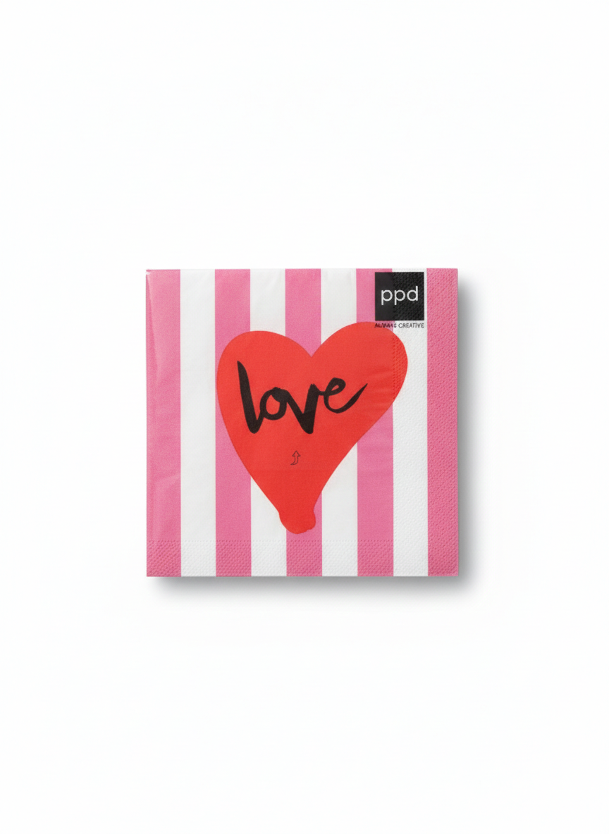Eine quadratische Papierserviette mit pink-weißem Streifenmuster und einem roten Herz mit Love-Schriftzug.